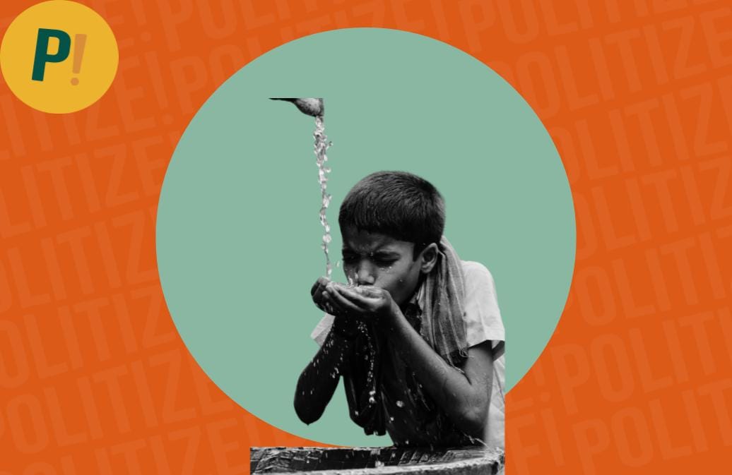 Niño bebiendo agua de la fuente, que es uno de los servicios públicos