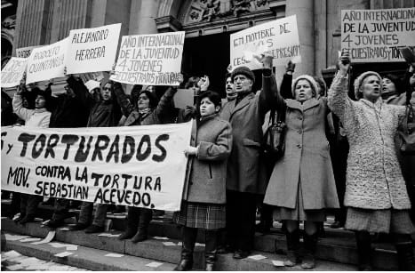 Imagen de personas protestando contra la dictadura