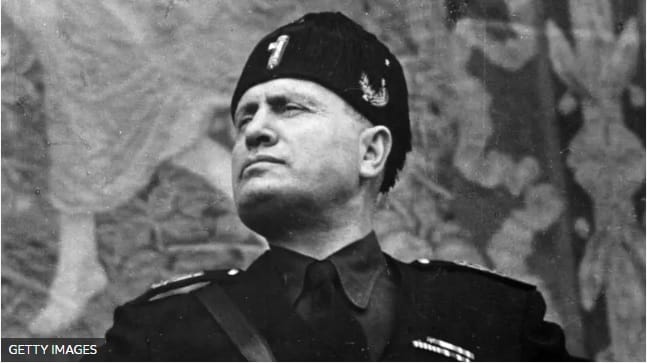 Imagen de Benedito Mussolini, representando el totalitarismo