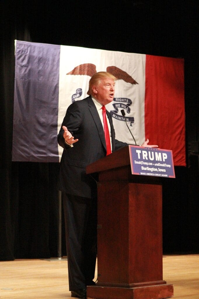 Trump dando un discurso durante su campaña electoral.